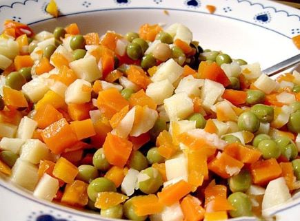 Салат из отварной моркови с зеленым горошком